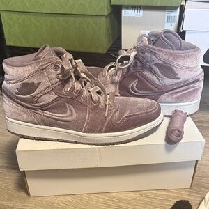 Women's Air Jordan Mid Se